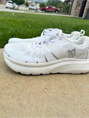 Jackshibo White Athletic Sneakers with Silver Accents